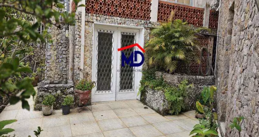 Casa duplex, bem localizada, 4 quartos, 5 vagas cobertas, silenciosa, ajardinada
