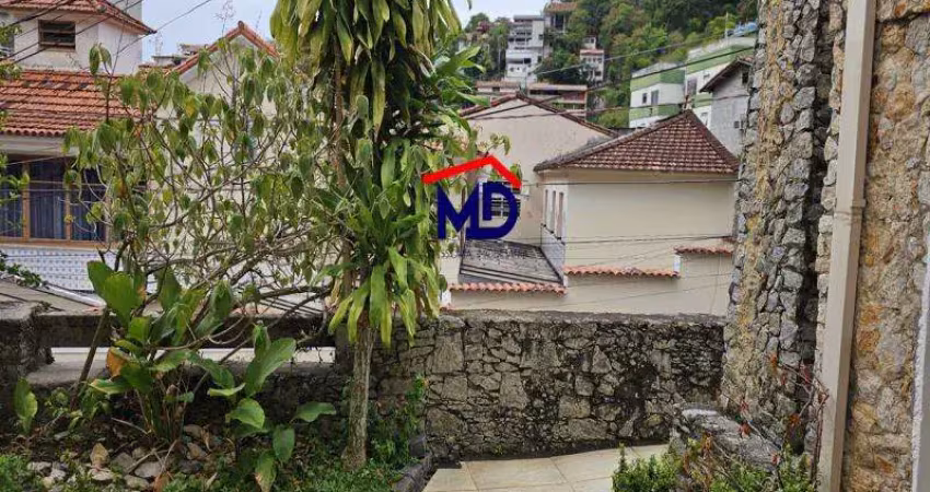Casa duplex, bem localizada, 4 quartos, 5 vagas cobertas, silenciosa, ajardinada