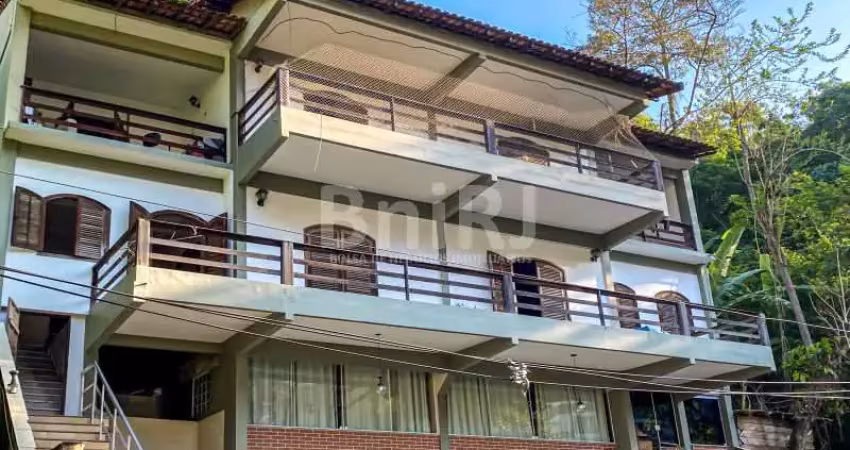 RARIDADE. AMPLA CASA, 5 QUARTOS; 5 SUITES; 420 m²; PISCINA; TRANQUILIDADE E VISTA PANORÂMICA.