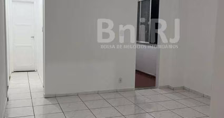 VENDO EM RUA RESIDENCIAL APARTEMENTO AMPLO, 112m2, COM VARANDA, SALA, 3 QUARTOS, DEPENDÊNCIA COMPLETA EM VILA ISABEL RIO DE JANEIRO RJ