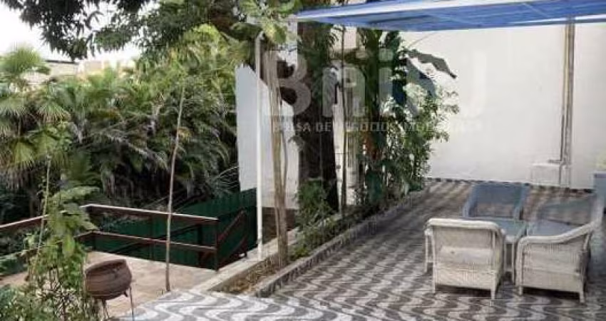 CHARMOSA CASA! EXCLUSIVIDADE ! Três (3) quartos, Glória e Sta. Teresa.