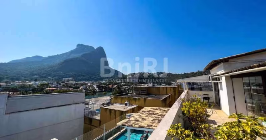 VENDO MARAVILHOSA COBERTURA DUPLEX COM PISCINA E CHURRASQUEIRA NO JARDIM OCEÂNICO COM 280m2, 2 VAGAS, 4 QUARTOS (2 SUITES) BARRA RIO DE JANEIRO - RJ