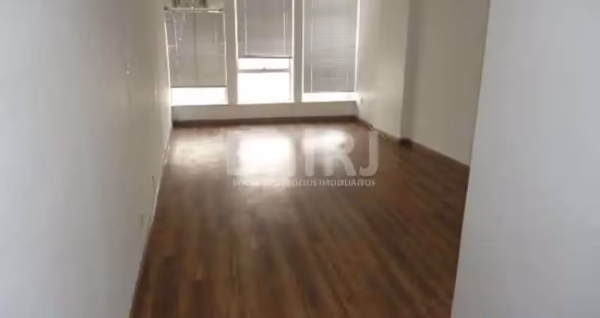 Sala com 25 m², andar médio, com vista agradável para o bairro. prédio muito bem localizado e com portaria 24h