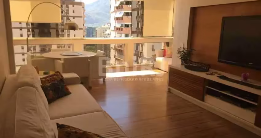 Silencio e charme na quadra da praia, andar alto com vista ampla.