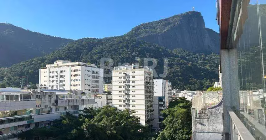 Oportunidade!  Reformado! Varandão!! Vista cinematográfica.