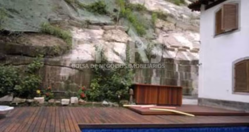casa duplex  em rua fechada com cancela, silenciosa com vista para o Corcovado no Cosme velho.