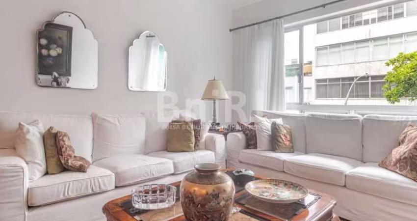 130m² - 1 por andar, entre Garcia D&amp;apos;ávila e Maria Quitéria, em rua nobre de Ipanema.