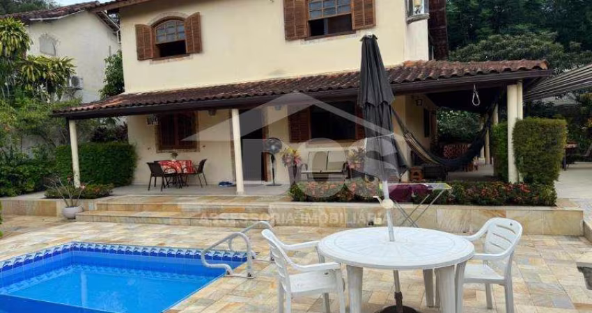 PECHINCHA - Excelente casa de 271 m², em terreno de 660 m²
