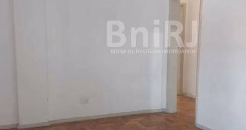 MÉIER - Ótimo apartamento com 2 quartos, dependências e vaga de garagem