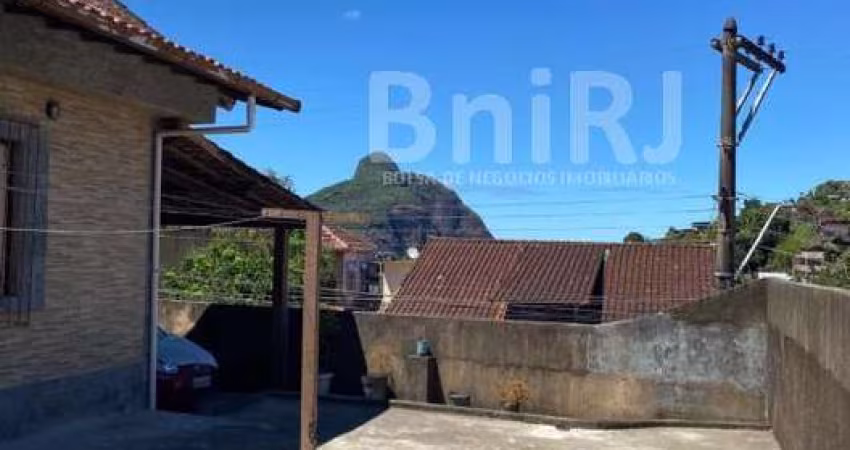 Chácara Flora - propriedade com duas casas no terreno