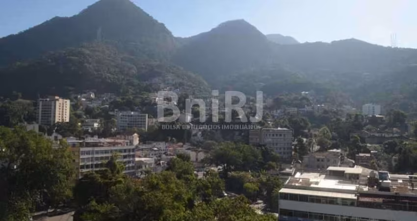 Arejada Cobertura em prédio centro de terreno