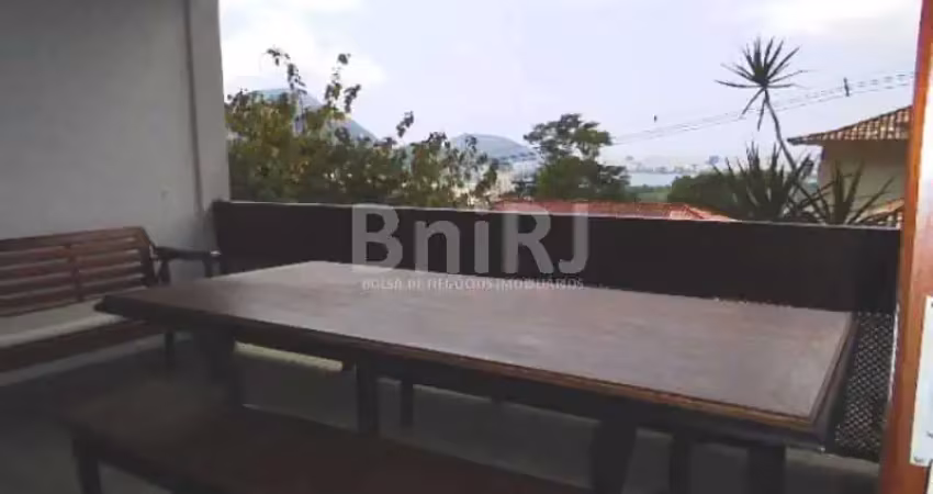 Alto Jardim Botânico - Excelente Residência - 4 Quartos (3 Suítes com Closet) - 4 vagas. Segurança  24 horas.