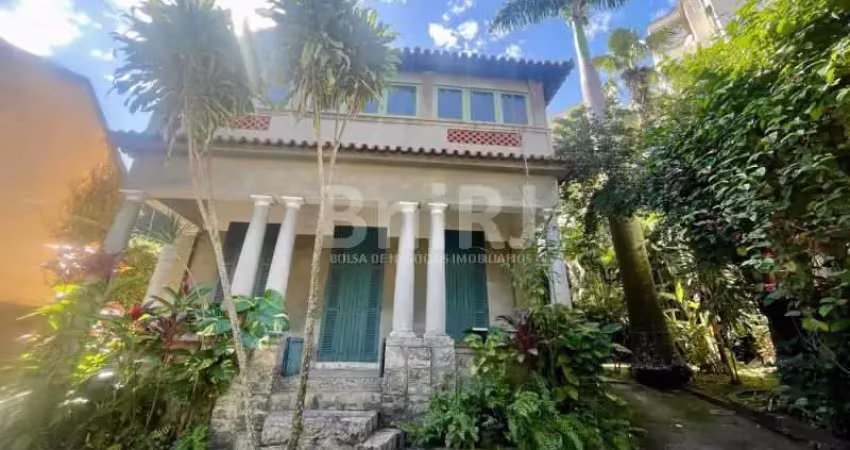 Exclusividade! melhor ponto de santa teresa ! casa duplex centro de terreno . 425 m2 . casa principal com 3 qtos salão varanda ótima área livre . edícula nos fundos. r$ 1.990.000
