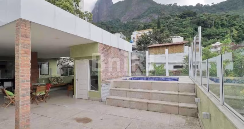 UMA GRAÇA DE CASA NO HUMAITÁ EM RUA ARBORIZADA E SEM SAÍDA COM CANCELA DE SEGURANÇA 24 HORAS