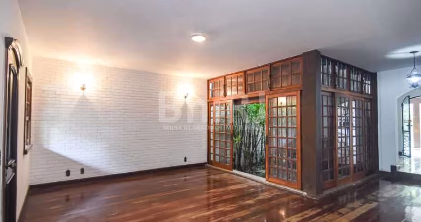 Ampla casa padrão, dois pavimentos com piscina