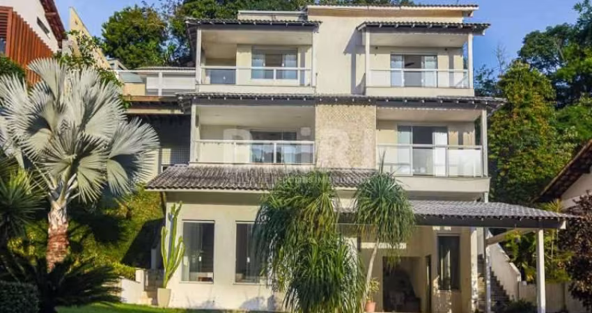 Mansão à Venda em  Condomínio - Pendotiba - Niterói com 4 Quartos