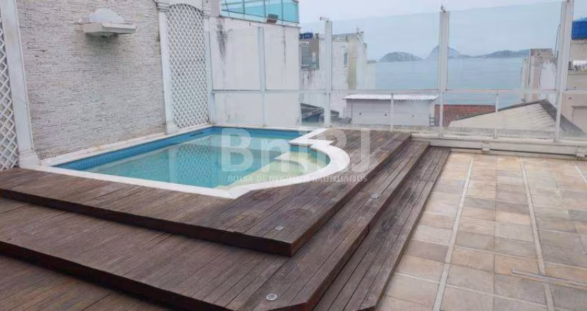 APARTAMENTO TRIPLEX  COM PISCINA TENDO VISTA PARA O MAR