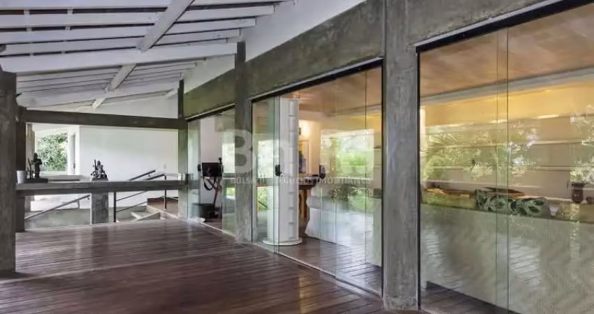 Casa em Centro de Terreno. Construída em 1980 pelo Arquiteto Carlos Cito, sobre Pedras e Pilares c/ Concreto aparente e Pequenos Níveis. Piscina e Totalmente Integrada ao Verde