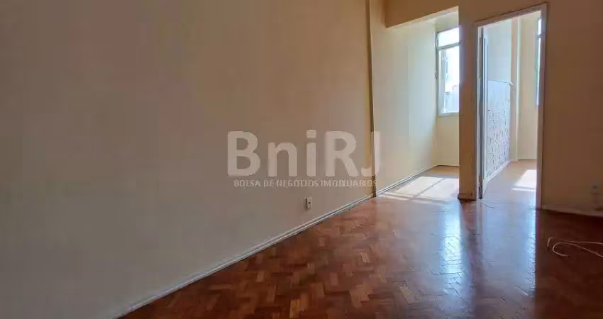 Amplo apartamento de 2 quartos, edifício com garagem pertinho do SESC Tijuca