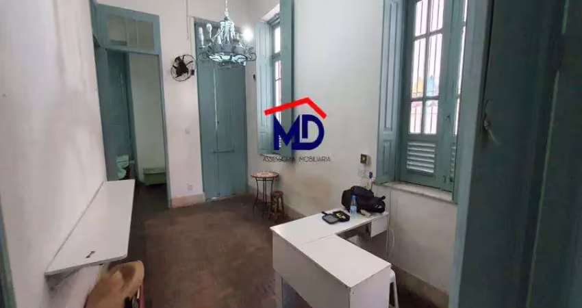 Casa bem localizada, 6 quartos, 2 salas, quase esquina rua bento lisboa