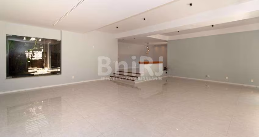 BANDEIRA DE MELLO VENDE NO ALTO GÁVEA MARAVILHOSA CASA COM 05 QUARTOS E DEPENDÊNCIAS. PISCINA E CHURRASQUEIRA. VENHA CONHECER