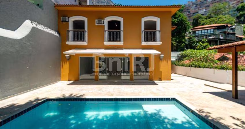 BANDEIRA DE MELLO VENDE NO ALTO GÁVEA MARAVILHOSA CASA COM 05 QUARTOS E DEPENDÊNCIAS. PISCINA E CHURRASQUEIRA. VENHA CONHECER