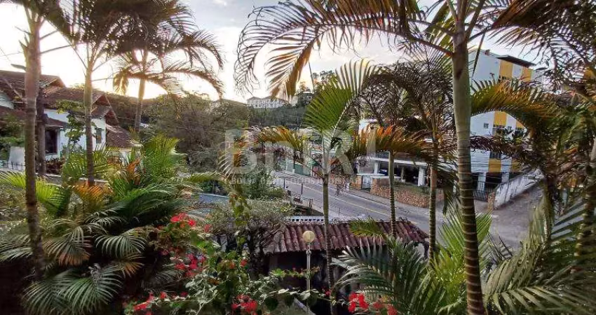 Casarão em Petrópolis - Próximo ao Centro, 2 andares com quiosque e churrasqueira na área externa