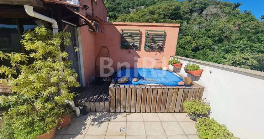 Cobertura Duplex no Humaitá, com vista para o Cristo. Hidromassagem na área externa, deck e chuveiro. 2 vagas de garagem.