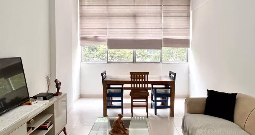 COPACABANA - Apartamento de 61 m², 2 quartos, vaga de garagem e excelente localização!*  Este apartamento é uma oportunidade única para morar ou investir no coração de Copacabana. Com 61 m², o imóvel