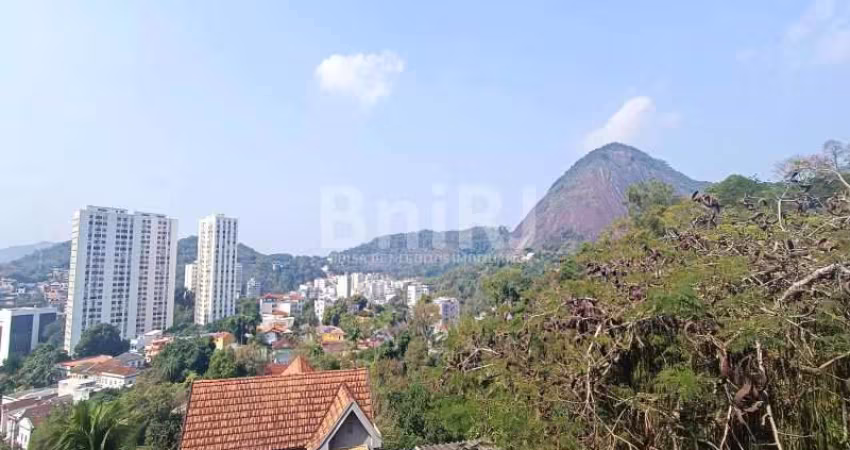AMPLA CASA COM BELA VISTA NA RUA ALICE