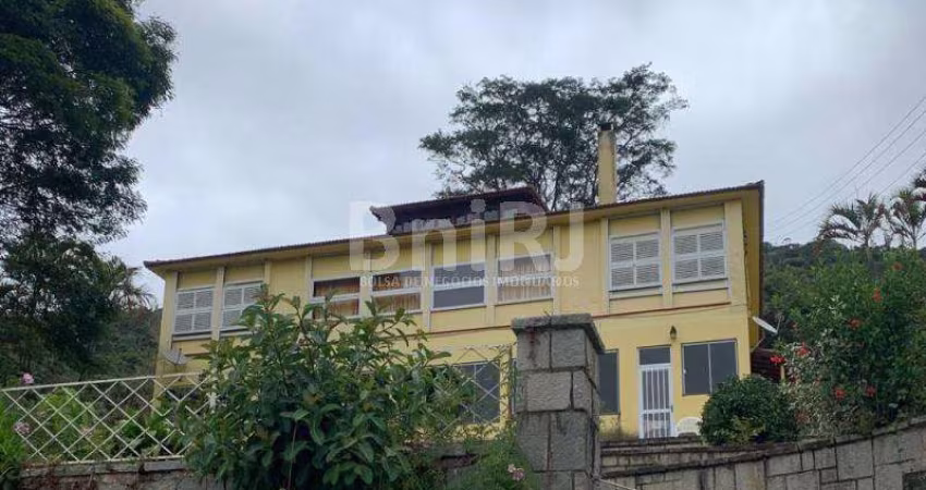 VENDO BELA CASA GOLFE TERESÓPOLIS