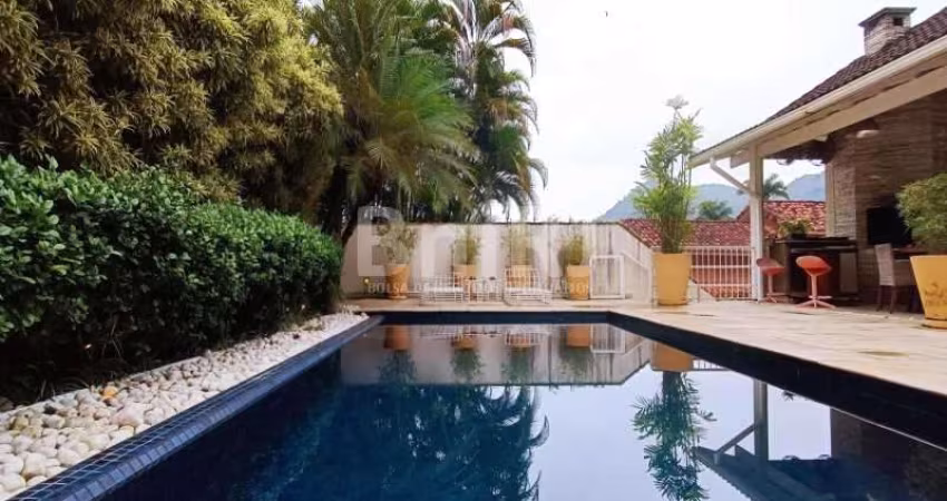 Belissima casa em condominio fechado, com total segurança, 3 suites, 4 vagas, infra completa