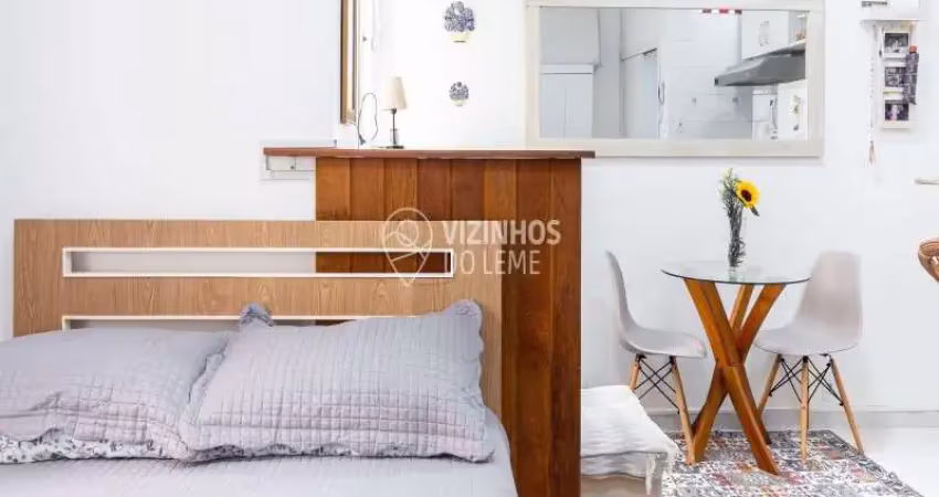 Quarto e sala com cozinha americana no Leme