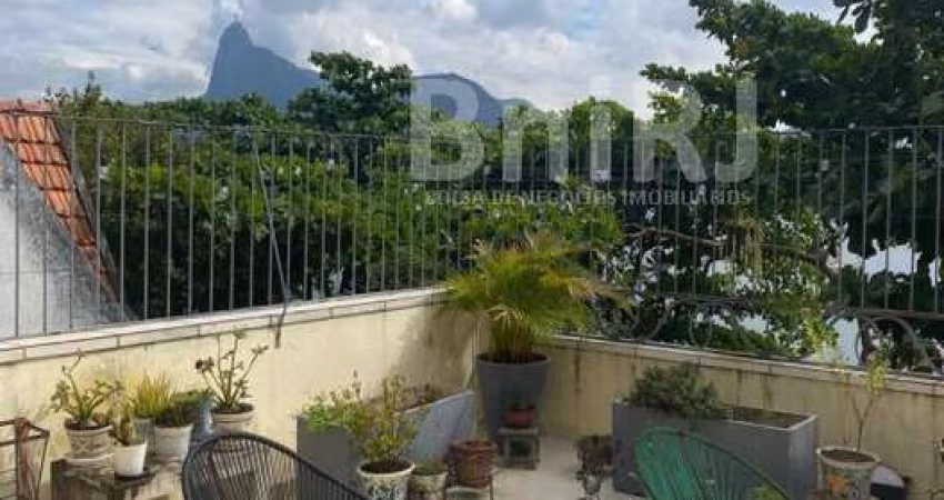 Residência Clara, Arejada e com Vista para o Mar ? Centro de Terreno
