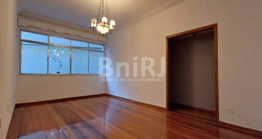 Lindo apartamento de 3 quartos! Fundos, silencioso e espaçoso. 1 Vaga de garagem.