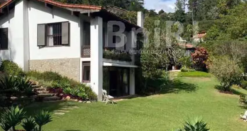 Refúgio de conforto e sofisticação em meio à natureza de Nogueira em Petrópolis