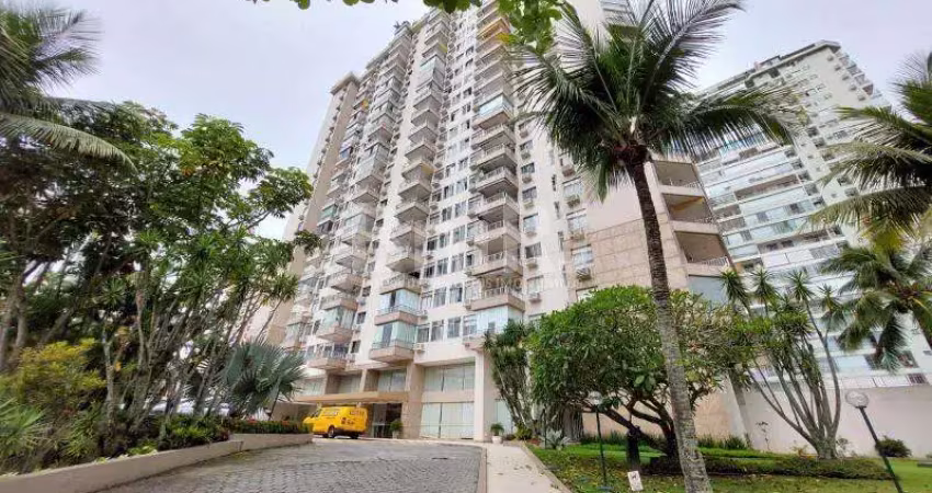 Apartamento na barra em condomínio fechado com varanda e vaga de garagem