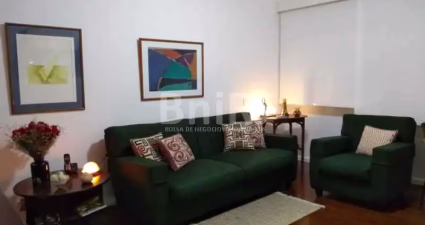 Charmoso apto em predio antigo  com patio interno e vaga