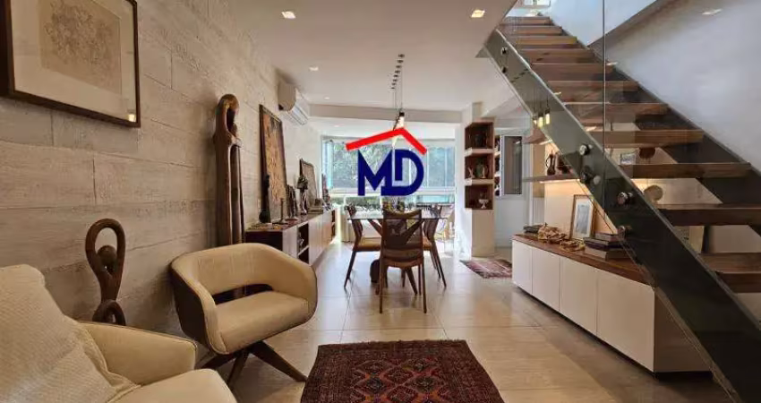 Apartamento triplex, 3 quartos sendo 2 suites, puro charme, totalmente reformada, acabamento primoroso.