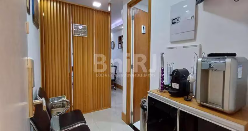 Linda sala comercial ao lado do shopping tijuca!!! decoração de extremo bom gosto. projeto de arquiteto!