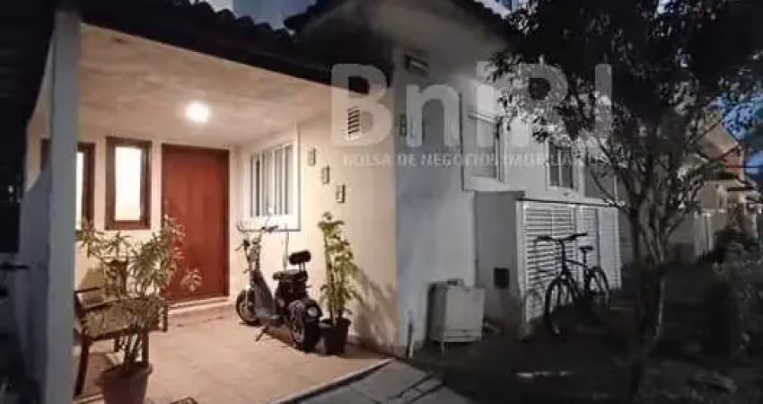 Casa em condomínio fechado com lazer - vargem pequena ? 3 qtos 1 suíte . documentação 100% aceitando financiamento! conforto e espaço para sua família!