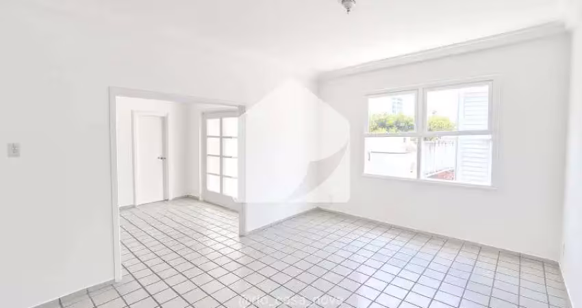 Alugue apartamento com varanda, ventilado e banhado de luz natural
