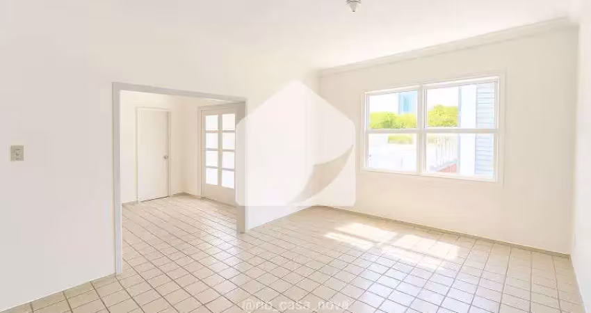 Alugue apartamento com varanda, ventilado e banhado de luz natural