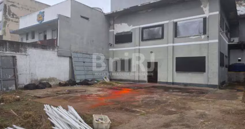 Prédio frente rua proximidades supermercado mundial