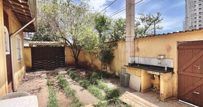 'Casa de Esquina no Canto do Forte: Conforto, Potencial e Ótima Localização!