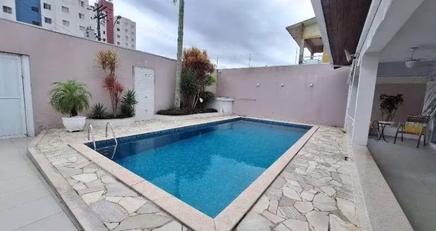 Linda casa no canto do forte- mobiliada pouco metros da praia
