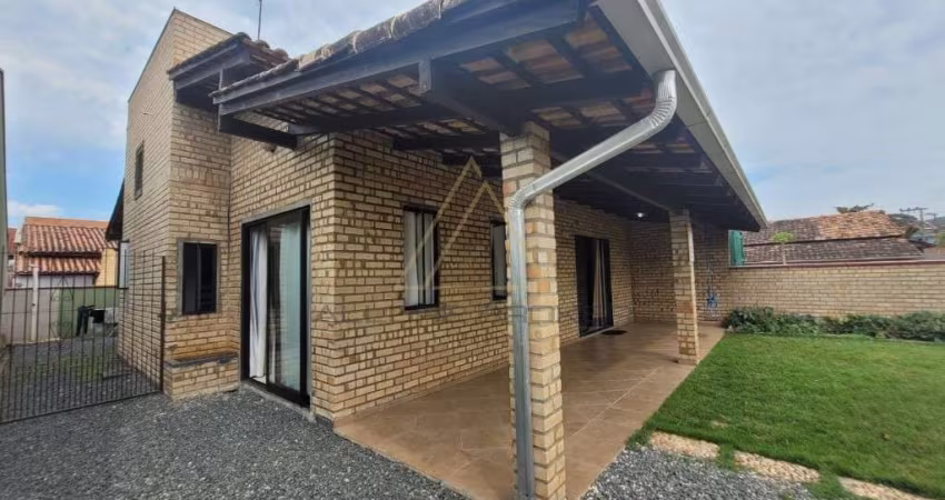 Casa a 550 metros da praia no centro de Penha - SC