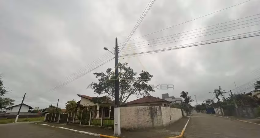Excelente casa no centro de Balneario Piçarras para moradia ou permuta para construção