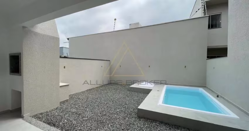 Sobrado com piscina a 350 metros da avenida em piçarras no itacolomi!
