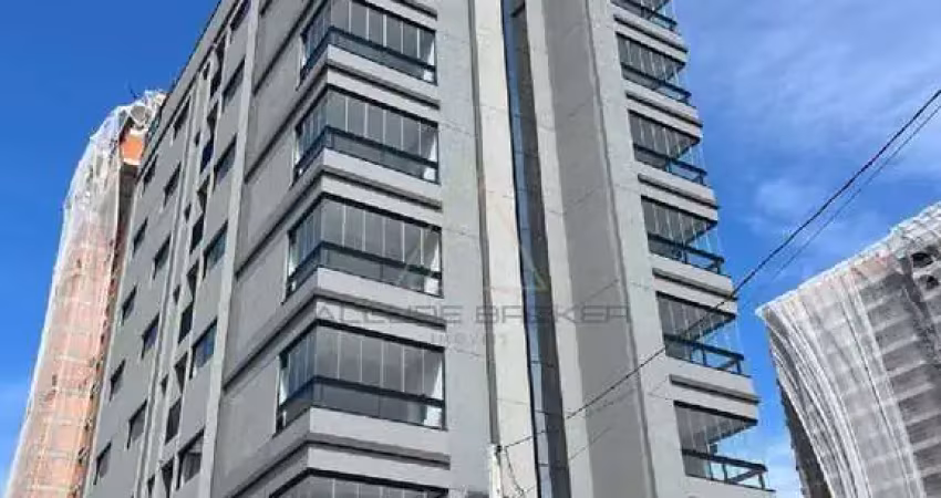 Apartamento quadra mar a venda no bairro itacolomi em piçarras-sc